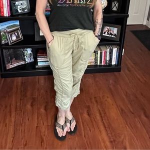 The Northface Aphrodite Capri Pants Size Medium light khaki Stretch